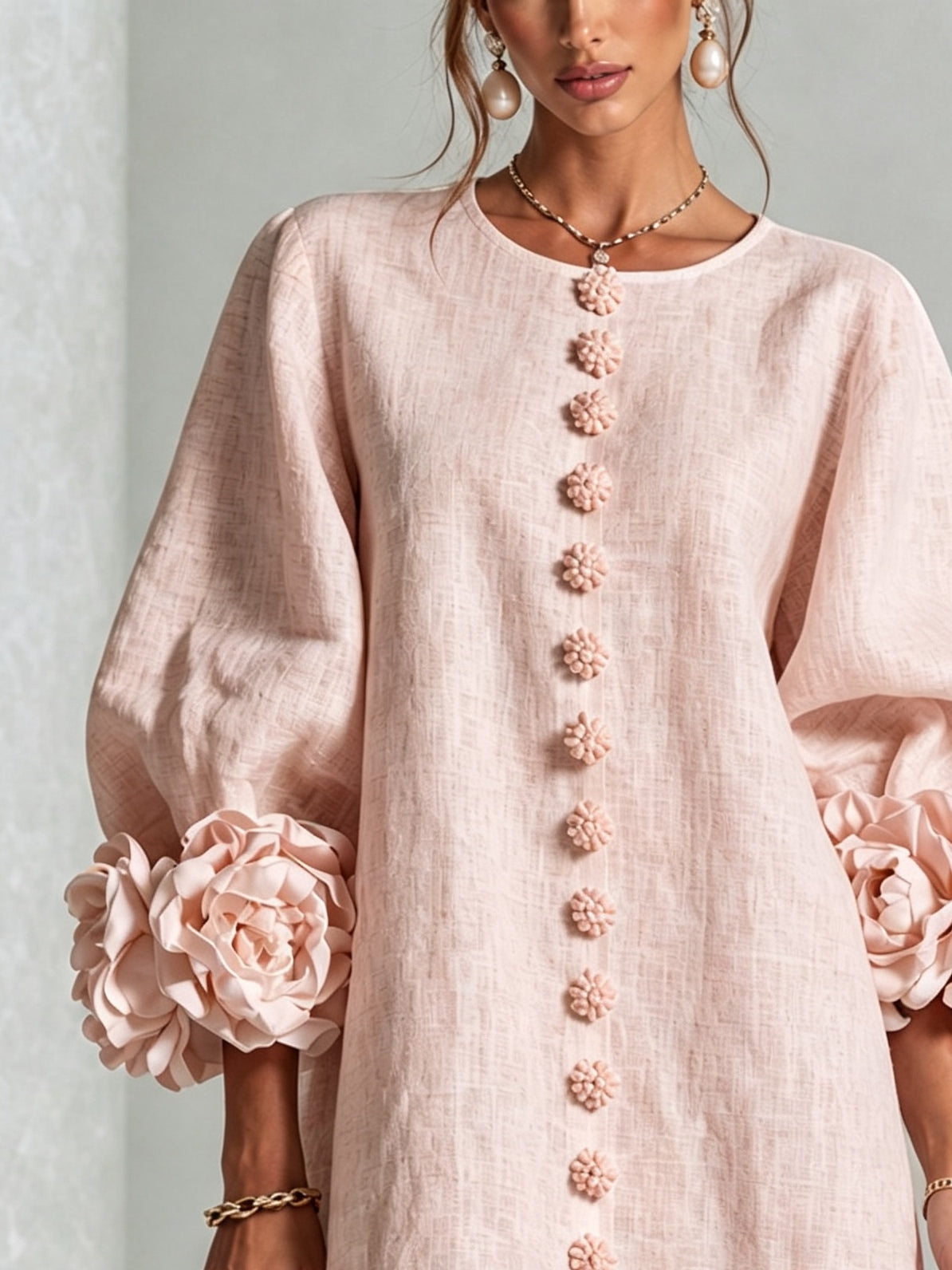 VALENTINA | MINIABITO ROSA A FIORI CON BOTTONI E POLSINI DECORATI