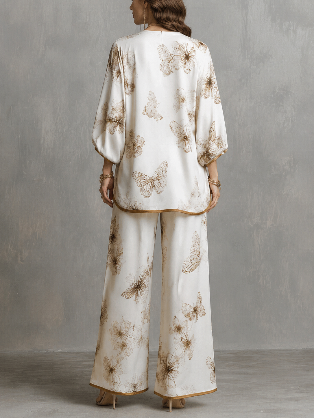 CELINE | Completo Due Pezzi in Raso Color Avorio con Stampa Farfalle e Pantaloni Ampi