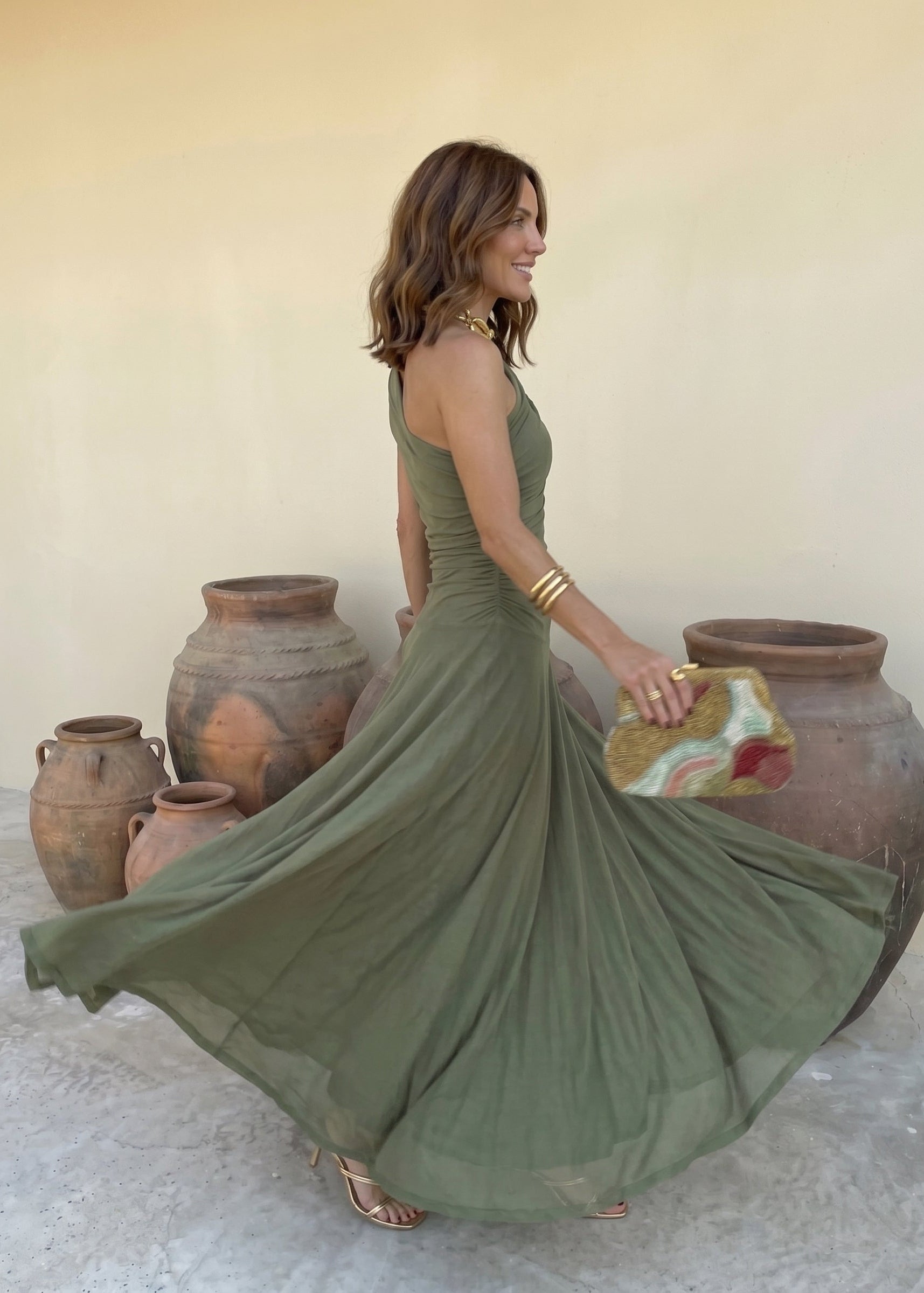 Vestido Toledo: Fluidez y Estilo Asimétrico