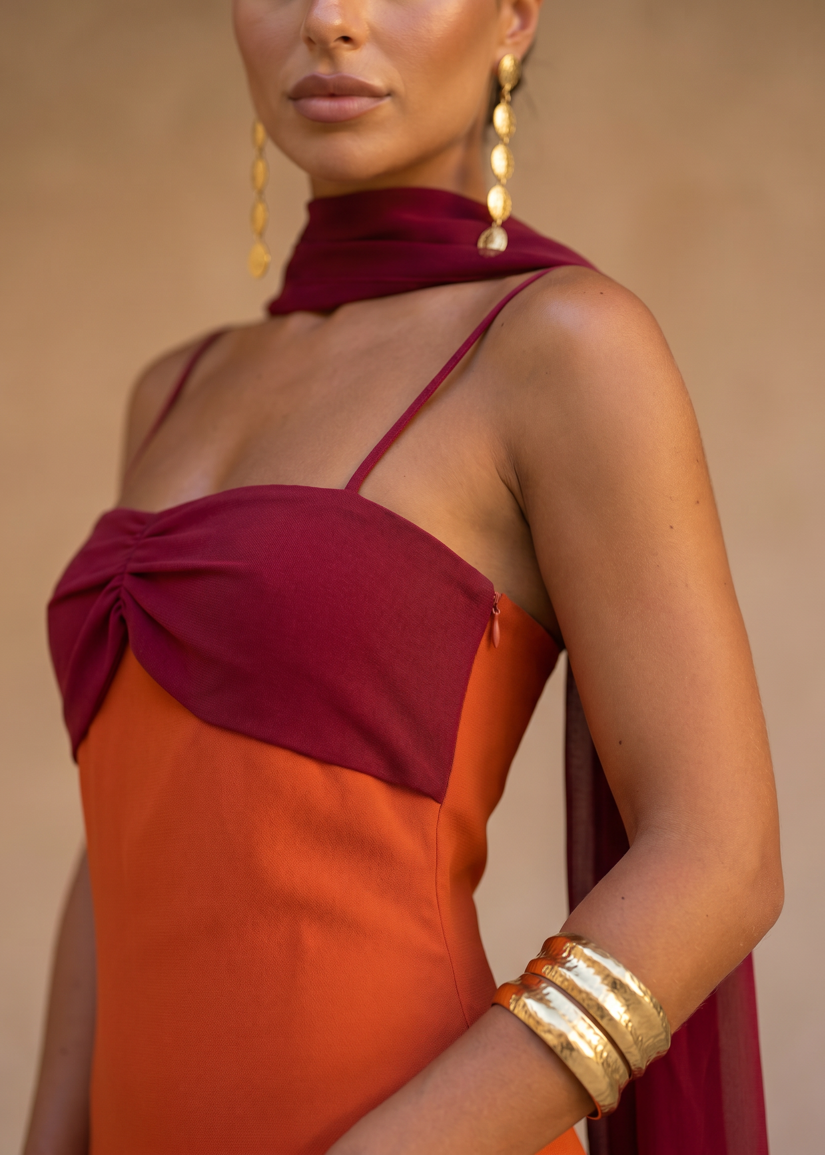Zahara | Vestido en naranja con escote en rojo